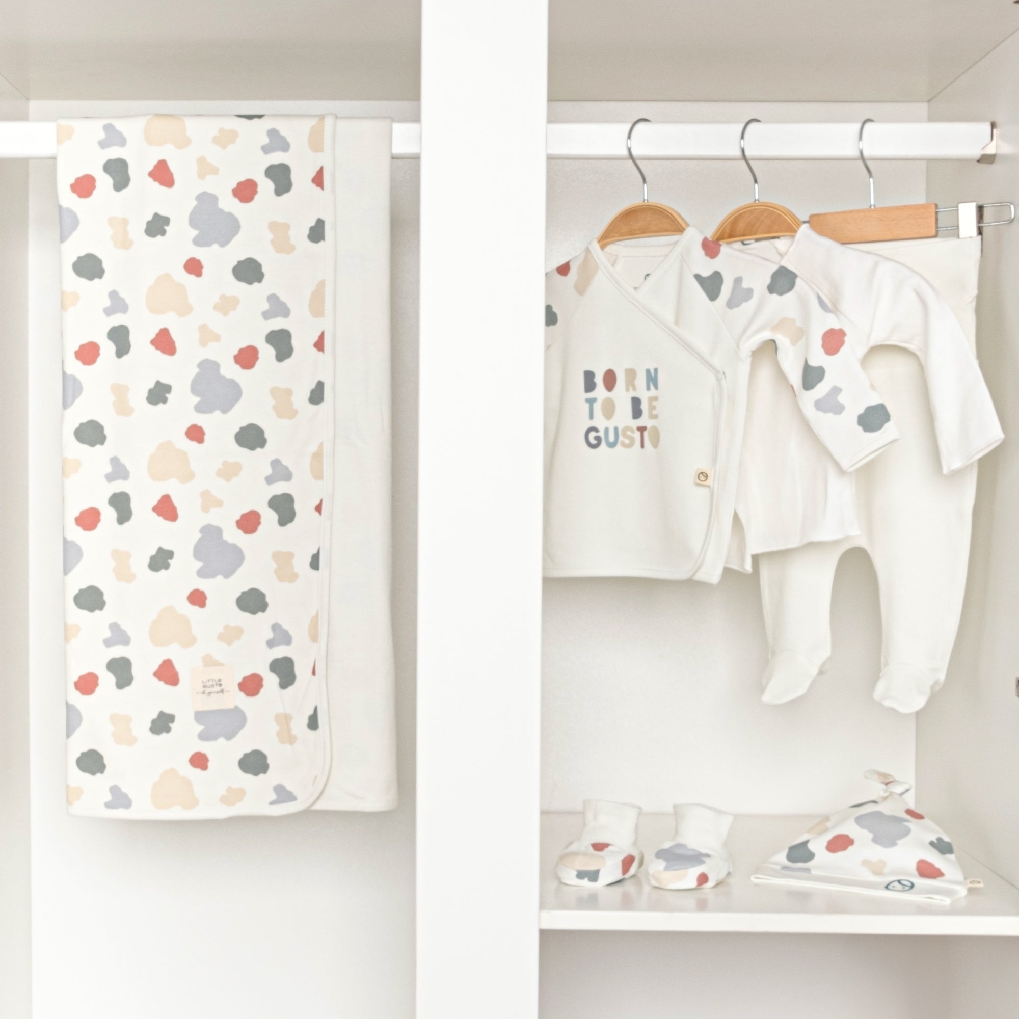 Organic Newborn Coming Home Outfit – 6-Piece Set with Blanket